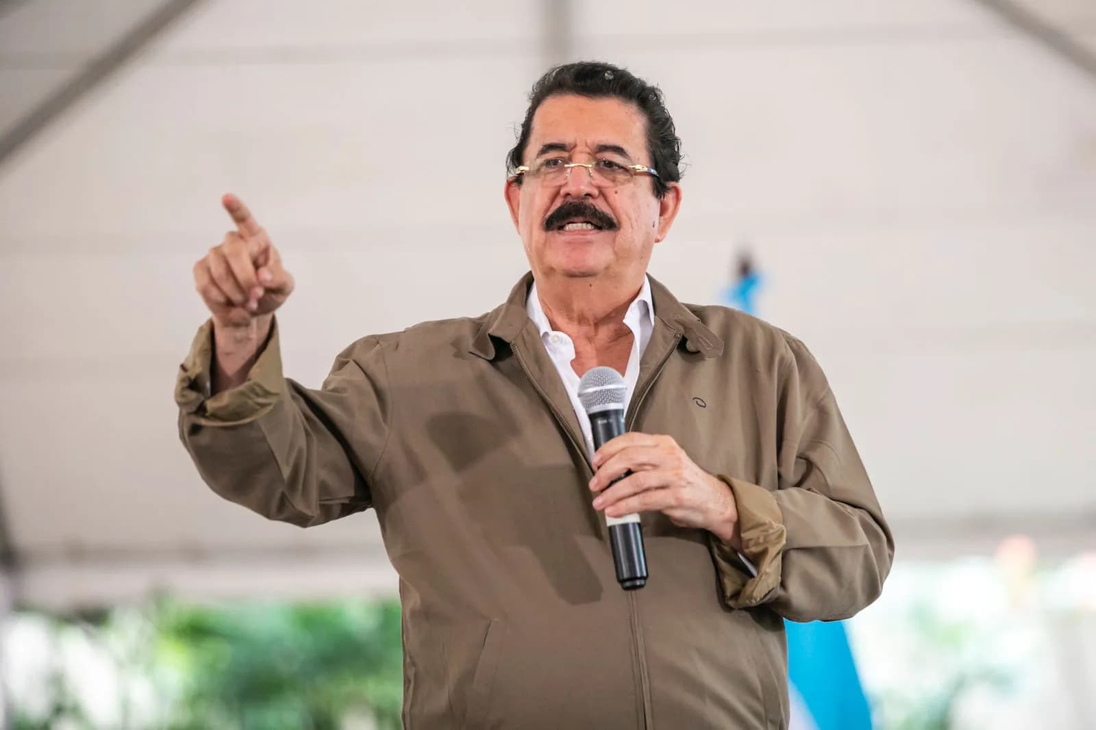 El decreto controvertido de Zelaya: discusión sobre el libro del golpe de Estado de 2009 en escuelas