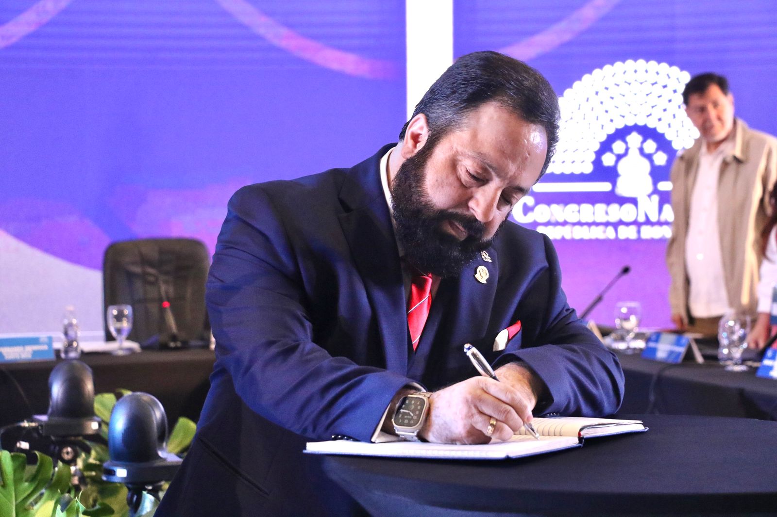Alegan que Luis Redondo incumple normas legales en manejo de renuncia en el CNE
